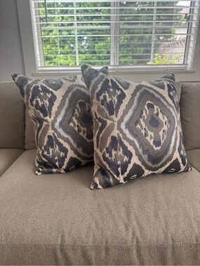 Kim Seybert SET OF 2 throw down insert grey and white ikat pattern throw pillows
